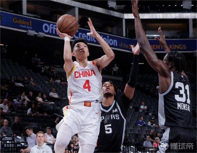 邮报：纽卡正努力与莱比锡就谢什科达成协议，球员愿意加盟